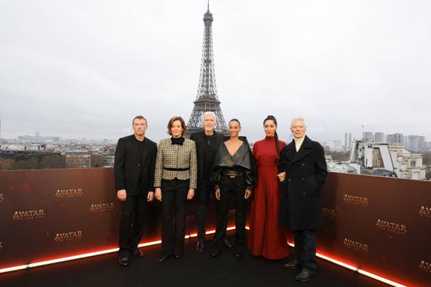 Entertainment Bilder des Tages am Worthington, Sigourney Weaver, James Cameron, Zoe Saldana, Oona Castilla Chaplin et Stephen Lang Photocall for the film Avatar Fire and Ash Avatar de Feu et de Cendres at the Shangri La Hotel in Paris on December 4, 2025 Coadic Guirec Bestimage Photocall for the film Avatar Fire and Ash at the Shangri La Hotel in Paris on December 4, 2025 Paris France  Copyright: xCOADICxGUIRECx xBESTIMAGExCOADICxGUIRECx xBESTIMAGEx