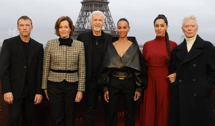 am Worthington, Sigourney Weaver, James Cameron, Zoe Saldana, Oona Castilla Chaplin et Stephen Lang Photocall for the film Avatar Fire and Ash Avatar de Feu et de Cendres at the Shangri La Hotel in Paris on December 4, 2025 Coadic Guirec Bestimage Photocall for the film Avatar Fire and Ash at the Shangri La Hotel in Paris on December 4, 2025 Paris France  Copyright: xCOADICxGUIRECx xBESTIMAGExCOADICxGUIRECx xBESTIMAGEx