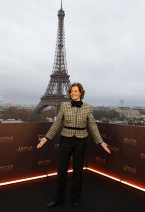 Sigourney Weaver Photocall for the film Avatar Fire and Ash Avatar de Feu et de Cendres at the Shangri La Hotel in Paris on December 4, 2025 Coadic Guirec Bestimage Photocall for the film Avatar Fire and Ash at the Shangri La Hotel in Paris on December 4, 2025 Paris France  Copyright: xCOADICxGUIRECx xBESTIMAGExCOADICxGUIRECx xBESTIMAGEx