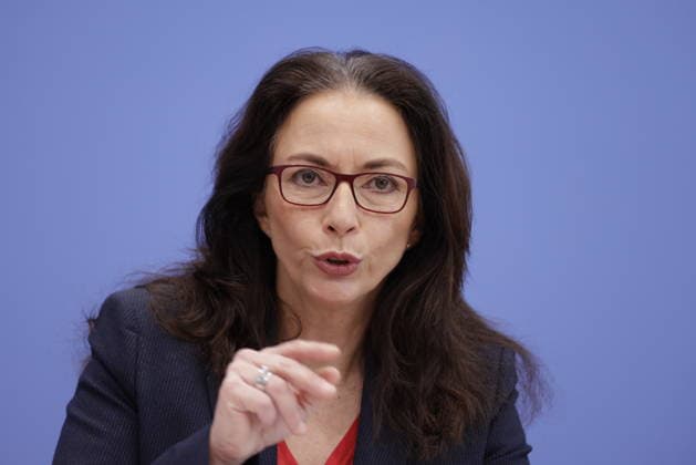 Yasmin Fahimi, Vorsitzende des Deutschen Gewerkschaftsbundes (DGB), Deutschland, Berlin, Bundespressekonferenz, Thema: DGB-Index Gute Arbeit - Einstellung der Beschäftigten zum Thema Arbeitszeit *** Yasmin Fahimi, Chairwoman of the German Trade Union Confederation DGB , Germany, Berlin, Federal Press Conference, Topic DGB Index Good Work Employees attitudes to working hours