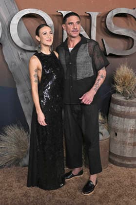 Elle-Maija Tailfeathers und Clayton Cardenas bei der Premiere der Netflix-Serie The Abandons im Netflix Tudum Theater. Los Angeles, 03.12.2025