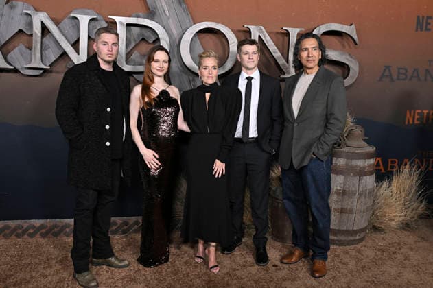 Toby Hemingway, Aisling Franciosi, Gillian Anderson, Lucas Till und Michael Greyeyes bei der Premiere der Netflix-Serie The Abandons im Netflix Tudum Theater. Los Angeles, 03.12.2025