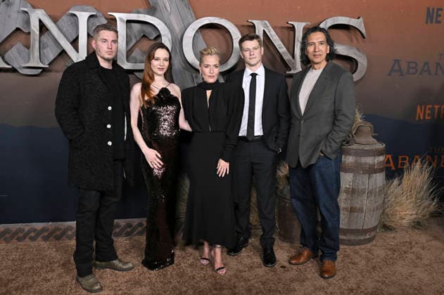 Toby Hemingway, Aisling Franciosi, Gillian Anderson, Lucas Till und Michael Greyeyes bei der Premiere der Netflix-Serie The Abandons im Netflix Tudum Theater. Los Angeles, 03.12.2025