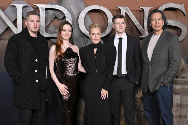 Toby Hemingway, Aisling Franciosi, Gillian Anderson, Lucas Till und Michael Greyeyes bei der Premiere der Netflix-Serie The Abandons im Netflix Tudum Theater. Los Angeles, 03.12.2025