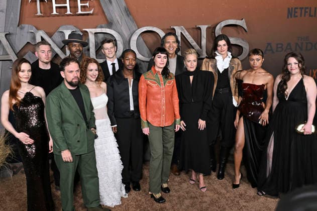 Aisling Franciosi, Jack Doolan, Toby Hemingway, Hannah Forest Briand, Marcuis Harris, Lamar Johnson, Lucas Till, Lena Headey, Michael Greyeyes, Gillian Anderson, Diana Silvers, Natalia del Riego und Katelyn Wells bei der Premiere der Netflix-Serie The Abandons im Netflix Tudum Theater. Los Angeles, 03.12.2025