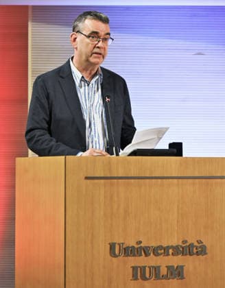 Milan, Italy Mick Herron receives the Raymond Chandler Award at the Noir in Festival with a masterclass at IULM. In the photo: Mick Herron Award during his speech  Copyright: xNickxZonnax xipa-agency.netx xNickxZonnax IPA_Agency_IPA68737800