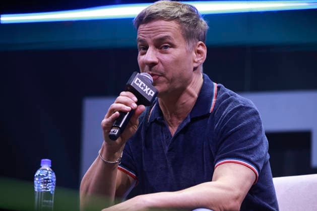 Tom Wlaschiha participates in a panel on the Thunder stage at CCXP25. Sao Paulo (SP), December 4, 2025 Event Entertainment CCXP Cinema Actor Tom Wlaschiha participates in a panel on the Thunder Stage during CCXP25, at Sao Paulo Expo, in the southern zone of the city of Sao Paulo. Known for his work in major international productions, the artist interacts with the audience, talks about his career and recent projects, and is greeted by thousands of fans on the event s main stage. The presentation is hosted by Marcelo Forlani and Bianca Alencar and is part of the CCXP25 program on Thursday, December 4, 2025. (Foto: Leco Viana Thenews2 imago images) Tom Wlaschiha participates in a panel on the Thunder stage at CCXP25.  Copyright: xLecoxVianax