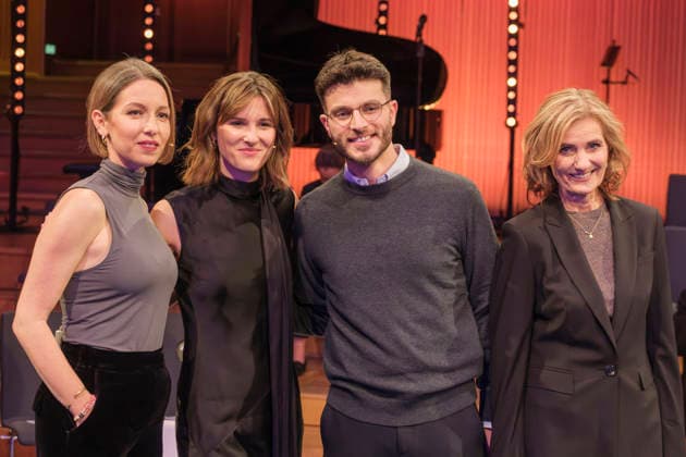 Entertainment Bilder des Tages Verleihung des Hanns-Joachim-Friedrichs-Preis im WDR Funkhaus in Koeln (Foto vom 04.12.2025; im Bild vlnr.: die Journalistinnen Katharina Willinger und Sophie von der Tann; Foerderpreistraeger Borhan Akid und Katja Gloger fuer Reporter ohne Grenzen). Die ARD-Korrespondentinnen Sophie von der Tann und Katharina Willinger werden fuer ihre journalistische Arbeit mit dem Hanns-Joachim-Friedrichs-Preis ausgezeichnet. Der Sonderpreis geht an Reporter ohne Grenzen , der Foerderpreis an den WDR-Journalisten Borhan Akid. Ueber die Verleihung an von der Tann, die aus dem ARD-Studio Tel Aviv vor allem ueber den Nahost-Konflikt berichtet, gab es im Vorfeld Diskussionen. Waehrend die Jury sie als eine krisenfeste und unerschrockene Korrespondentin b Copyright: epd-bild GuidoxSchiefer 20251204-DSCF6424-kopieren