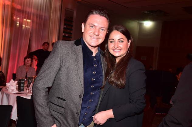 Entertainment Bilder des Tages 2. Kindeswohl-Berlin Charity Gala 2025 Stefan Mross mit Freundin Eva Luginger Ankunft, roter Teppich 2. Kindeswohl-Berlin Charity Gala 2025Ò im Hotel Pullman Berlin Schweizerhof in Berlin am 04.12.2025