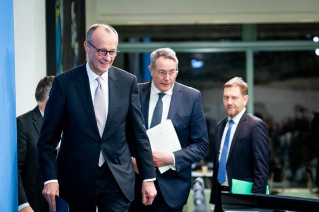 Pressekonferenz im Anschluss an Ministerpraesidentenkonferenz im Bundeskanzleramt Winfried Kretschmann (Gruene) Ministerpraesident von Baden-Wuerttemberg gemeinsam mit Bundeskanzler Friedrich Merz (CDU) und Alexander Schweitzer (SPD) Ministerpraesident von Rheinland-Pfalz bei ihrer Ankunft zur Pressekonferenz im Anschluss an die Beratungen im Rahmen der Ministerpraesidentenkonferenz im Bundeskanzleramt, Berlin, 04.12.2025 Berlin Berlin Deutschland *** Press conference following the Minister Presidents Conference at the Federal Chancellery Winfried Kretschmann Green Minister President of Baden Wuerttemberg together with Federal Chancellor Friedrich Merz CDU and Alexander Schweitzer SPD Minister President of Rhineland-Palatinate on their arr