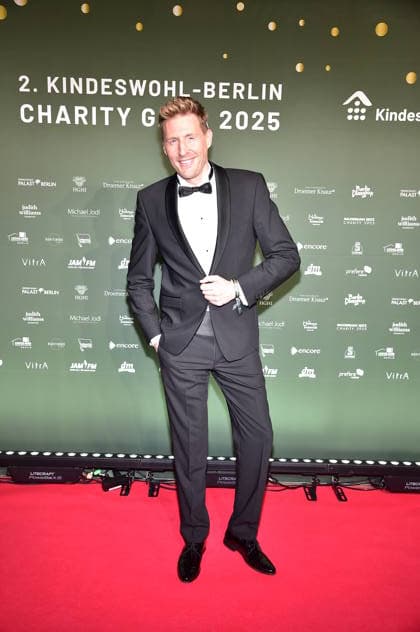 2. Kindeswohl-Berlin Charity Gala 2025 Maimilian Arland Ankunft, roter Teppich 2. Kindeswohl-Berlin Charity Gala 2025Ò im Hotel Pullman Berlin Schweizerhof in Berlin am 04.12.2025