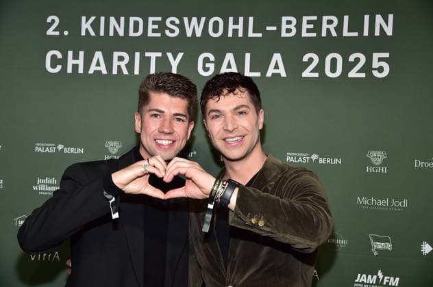 2. Kindeswohl-Berlin Charity Gala 2025 Maximilian Seitz, Julian David Ankunft, roter Teppich 2. Kindeswohl-Berlin Charity Gala 2025Ò im Hotel Pullman Berlin Schweizerhof in Berlin am 04.12.2025