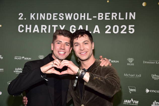 2. Kindeswohl-Berlin Charity Gala 2025 Maximilian Seitz, Julian David Ankunft, roter Teppich 2. Kindeswohl-Berlin Charity Gala 2025Ò im Hotel Pullman Berlin Schweizerhof in Berlin am 04.12.2025
