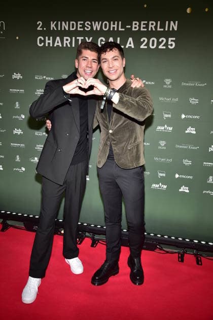 2. Kindeswohl-Berlin Charity Gala 2025 Maximilian Seitz, Julian David Ankunft, roter Teppich 2. Kindeswohl-Berlin Charity Gala 2025Ò im Hotel Pullman Berlin Schweizerhof in Berlin am 04.12.2025