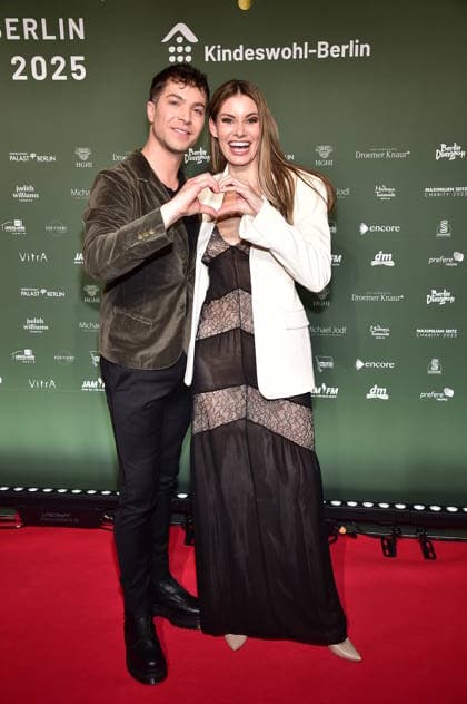 2. Kindeswohl-Berlin Charity Gala 2025 Julian David, Rebecca Kunikowski Ankunft, roter Teppich 2. Kindeswohl-Berlin Charity Gala 2025Ò im Hotel Pullman Berlin Schweizerhof in Berlin am 04.12.2025