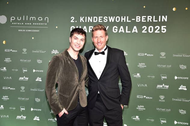 2. Kindeswohl-Berlin Charity Gala 2025 Julian David, Maximilian Arland Ankunft, roter Teppich 2. Kindeswohl-Berlin Charity Gala 2025Ò im Hotel Pullman Berlin Schweizerhof in Berlin am 04.12.2025