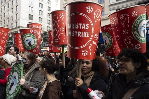 News Bilder des Tages Striking Starbucks workers and supporters picket in New York NEW YORK, UNITED STATES - DECEMBER 4: Striking Starbucks workers and supporters picket as part of an open-ended strike pushing for higher wages and improved labor practices, outside the Empire State Building Starbucks location, New York City, U.S., December 4, 2025. Mostafa Bassim Anadolu New York United States. Editorial use only. Please get in touch for any other usage.  Copyright: x2025xAnadoluxMostafaxBassimx