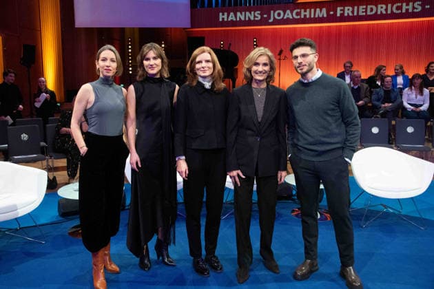 v.l. Preistraegerin Katharina WILLINGER, Preistraegerin Sophie von der TANN, WDR-Intendantin Dr. Katrin VERNAU, Preistraegerin Katja GLOGER stellvertretend fuer Reporter ohne Grenzen, Preistraeger Borhan AKID, Foerderpreis, Hanns-Joachim-Friedrichs-Preis 2025, Verleihung am 04.12.2025, in Koeln.