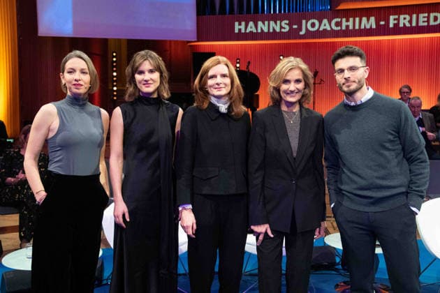 v.l. Preistraegerin Katharina WILLINGER, Preistraegerin Sophie von der TANN, WDR-Intendantin Dr. Katrin VERNAU, Preistraegerin Katja GLOGER stellvertretend fuer Reporter ohne Grenzen, Preistraeger Borhan AKID, Foerderpreis, Hanns-Joachim-Friedrichs-Preis 2025, Verleihung am 04.12.2025, in Koeln.