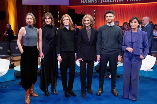 v.l. Preistraegerin Katharina WILLINGER, Preistraegerin Sophie von der TANN, WDR-Intendantin Dr. Katrin VERNAU, Preistraegerin Katja GLOGER stellvertretend fuer Reporter ohne Grenzen, Preistraeger Borhan AKID, Foerderpreis, Moderatorin Sandra MAISCHBERGER, Hanns-Joachim-Friedrichs-Preis 2025, Verleihung am 04.12.2025, in Koeln.