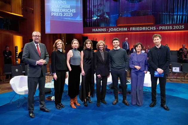 v.l. Andrea VOSSKUHLE, Voßkuhle, ehem. Praesident Bundesverfassungsgericht, WDR-Intendantin Dr. Katrin VERNAU, Preistraegerin Katharina WILLINGER, Preistraegerin Sophie von der TANN, Preistraegerin Katja GLOGER stellvertretend fuer Reporter ohne Grenzen, Preistraeger Borhan AKID, Foerderpreis, Moderatorin Sandra MAISCHBERGER, Moderator Louis KLAMROTH, Hanns-Joachim-Friedrichs-Preis 2025, Verleihung am 04.12.2025, in Koeln.