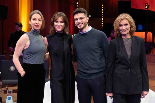 v.l. Preistraegerin Katharina WILLINGER, Preistraegerin Sophie von der TANN, Preistraeger Borhan AKID, Foerderpreis, Preistraegerin Katja GLOGER stellvertretend fuer Reporter ohne Grenzen, Hanns-Joachim-Friedrichs-Preis 2025, Verleihung am 04.12.2025, in Koeln.