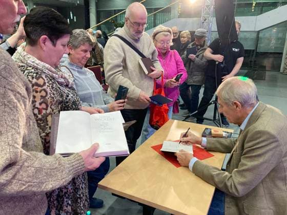 Wickert liest seinen Krimi Erfurt, 04.12.2025 Ulrich Wickert signiert nach seiner Lesung im Atrium der Stadtwerke Erfurt sein Buch Der Raub im Tunnel Thüringen Germany Copyright: xMarioxGentzelx