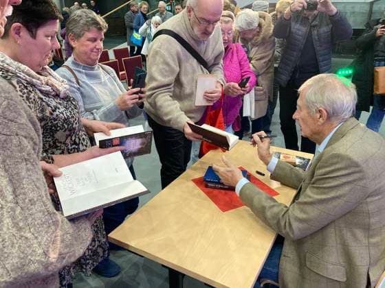 Wickert liest seinen Krimi Erfurt, 04.12.2025 Ulrich Wickert signiert nach seiner Lesung im Atrium der Stadtwerke Erfurt sein Buch Der Raub im Tunnel Thüringen Germany Copyright: xMarioxGentzelx