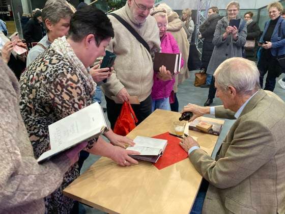 Wickert liest seinen Krimi Erfurt, 04.12.2025 Ulrich Wickert signiert nach seiner Lesung im Atrium der Stadtwerke Erfurt sein Buch Der Raub im Tunnel Thüringen Germany Copyright: xMarioxGentzelx