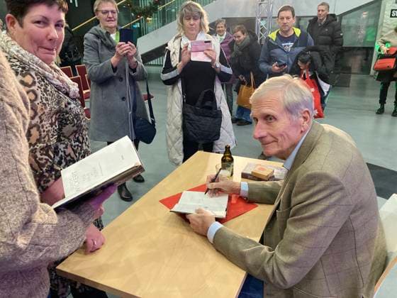 Wickert liest seinen Krimi Erfurt, 04.12.2025 Ulrich Wickert signiert nach seiner Lesung im Atrium der Stadtwerke Erfurt sein Buch Der Raub im Tunnel Thüringen Germany Copyright: xMarioxGentzelx