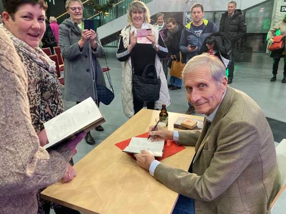 Wickert liest seinen Krimi Erfurt, 04.12.2025 Ulrich Wickert signiert nach seiner Lesung im Atrium der Stadtwerke Erfurt sein Buch Der Raub im Tunnel Thüringen Germany Copyright: xMarioxGentzelx