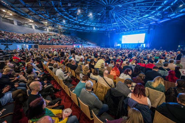 2025.12.04 Sparkassen-Arena Zwickau - Ralf Schmitz begeistert mit Schmitzfindigkeiten in der ausverkauften Sparkassen-Arena Zwickau
