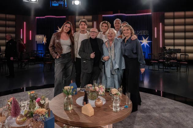 Kölner Treff am 05. Dezember 2025. Von links nach rechts: Das Trans-Model Alex Mariah Peter, der Comedian, Stimmenimitator und Parodist Matze Knop, der ehemalige Fußballfunktionär Reiner Calli Calmund, die Partyschlagersängerin Anna-Maria Zimmermann, die 87-jährige Unternehmerin Margot Schmitt, der Arzt und Autor Werner Bartens, Gastgeber Micky Beisenherz sowie Gastgeberin Susan Link. Beisenherz und Link befragten ihre Gäste auf ihre eigene Art mit spannenden Ergebnissen. Köln Nordrhein-Westfalen Deutschland