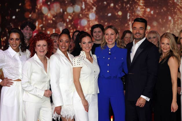 Die große Weihnachtsshow 2025 Moderator Giovanni Zarrella und Mitwirkende (No Angels, Evelyn Weigert). Die große Weihnachtsshow präsentiert von Giovanni Zarrella. ZDF-Live Sendung vom 04.12.2025 in der Baden-Arena Offenburg. Offenburg, Baden-Württemberg, Deutschland.