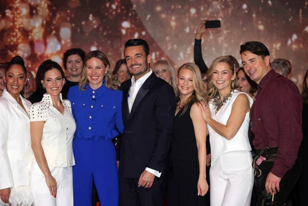 Die große Weihnachtsshow 2025 Moderator Giovanni Zarrella und Mitwirkende (No Angels, Evelyn Weigert, Julia Lindholm, Linda Hesse, Andreas Gabalier). Die große Weihnachtsshow präsentiert von Giovanni Zarrella. ZDF-Live Sendung vom 04.12.2025 in der Baden-Arena Offenburg. Offenburg, Baden-Württemberg, Deutschland.