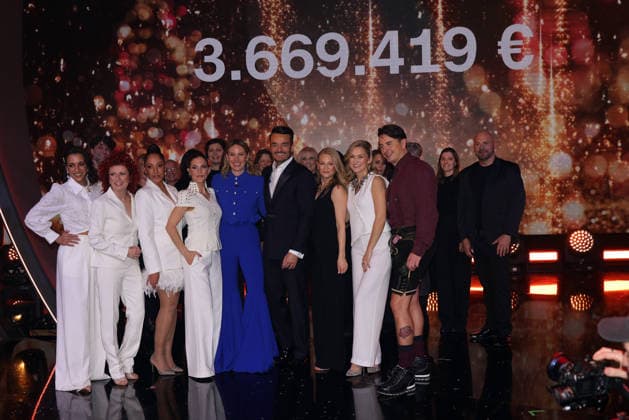 Die große Weihnachtsshow 2025 Moderator Giovanni Zarrella und Mitwirkende (No Angels, Evelyn Weigert, Julia Lindholm, Linda Hesse, Andreas Gabalier) mit der gespendeten Summe auf der Leinwand. Die große Weihnachtsshow präsentiert von Giovanni Zarrella. ZDF-Live Sendung vom 04.12.2025 in der Baden-Arena Offenburg. Offenburg, Baden-Württemberg, Deutschland.