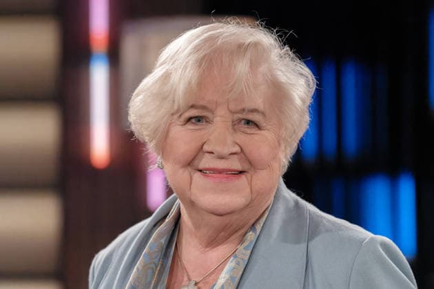 Kölner Treff am 05. Dezember 2025. Im Bild die 87-jährige Unternehmerin Margot Schmitt. Sie handelt mit Haarpflegeprodukten. Bereits mit zwanzig Jahren war sie die jüngste Friseurmeisterin Deutschlands. Susan Link und Micky Beisenherz befragten ihre Gäste auf ihre eigene Art mit spannenden Ergebnissen. Köln Nordrhein-Westfalen Deutschland