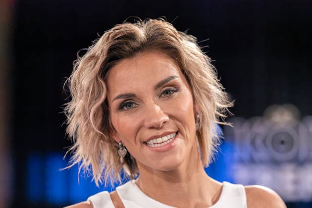 Kölner Treff am 05. Dezember 2025. Im Bild die Partyschlagersängerin Anna-Maria Zimmermann, mit bürgerlichem Namen Anna-Maria Tegeler. Sie überlebte den Absturz als Insassin eines Hubschraubers im Jahr 2010 und kämpfte sich zurück ins Rampenlicht. Susan Link und Micky Beisenherz befragten ihre Gäste auf ihre eigene Art mit spannenden Ergebnissen. Köln Nordrhein-Westfalen Deutschland