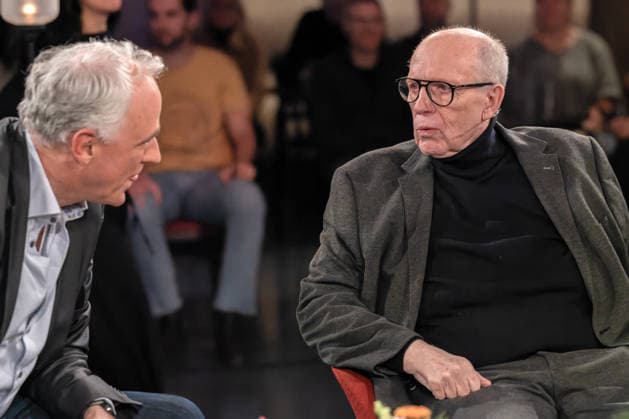 Kölner Treff am 05. Dezember 2025. Im Bild der ehemalige Fußballfunktionär, der Fußballexperte, Moderator und Buchautor Reiner Calli Calmund (rechts) im Gespräch mit dem Arzt und Autor Werner Bartens. Susan Link und Micky Beisenherz befragten ihre Gäste auf ihre eigene Art mit spannenden Ergebnissen. Köln Nordrhein-Westfalen Deutschland