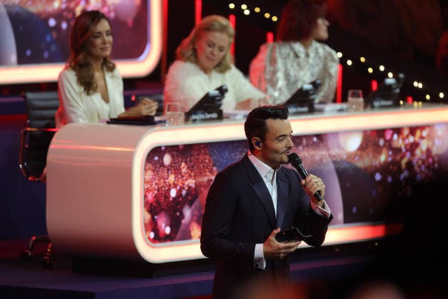 Die große Weihnachtsshow 2025 Moderator Giovanni Zarrella. Die große Weihnachtsshow präsentiert von Giovanni Zarrella. ZDF-Live Sendung vom 04.12.2025 in der Baden-Arena Offenburg. Offenburg, Baden-Württemberg, Deutschland.