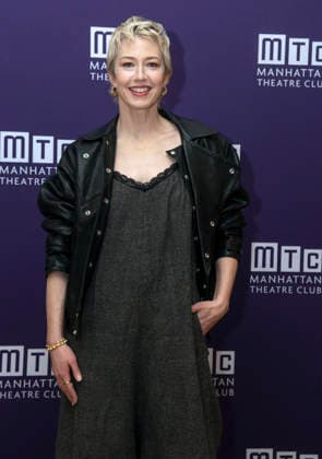 December 4, 2025, New York, Ny, United States: Carrie Coon attends the press event of the new production Bug . Held at Manhattan Theatre Club Studios in New York. Zuma Press December 4, 2025. New York United States - ZUMAp281 20251204_zea_p281_003 Copyright: xPhotoxImagexPressx