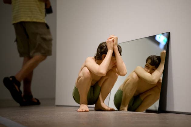 RON MUECK ENCOUNTER, Members of the public view artist Ron Mueck™s Crouching Boy in Mirror 1999-2002 sculpture during the media preview of his exhibition Encounter, at the Art Gallery of New South Wales, Sydney, Friday, December 5, 2025. ( NO ARCHIVING SYDNEY NEW SOUTH WALES AUSTRALIA  Copyright: xBIANCAxDExMARCHIx 20251205125280526190