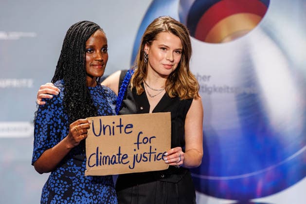 04.12.2025. Düsseldorf. Tag 1 am Rande der Verleihung 18. Deutscher Nachhaltigkeitspreis im Maritim Hotel. Hier (l-r): Vanessa Nakate (Aktivistin für Klimagerechtigkeit in Uganda, UNICEF-Botschafterin und Autorin) und Luisa Neubauer (Klimaaktivistin und Publizistin) Düsseldorf Maritim Hotel Nordrhein-Westfalen Deutschland