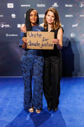 04.12.2025. Düsseldorf. Tag 1 am Rande der Verleihung 18. Deutscher Nachhaltigkeitspreis im Maritim Hotel. Hier (l-r): Vanessa Nakate (Aktivistin für Klimagerechtigkeit in Uganda, UNICEF-Botschafterin und Autorin) und Luisa Neubauer (Klimaaktivistin und Publizistin) Düsseldorf Maritim Hotel Nordrhein-Westfalen Deutschland