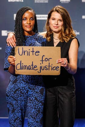 04.12.2025. Düsseldorf. Tag 1 am Rande der Verleihung 18. Deutscher Nachhaltigkeitspreis im Maritim Hotel. Hier (l-r): Vanessa Nakate (Aktivistin für Klimagerechtigkeit in Uganda, UNICEF-Botschafterin und Autorin) und Luisa Neubauer (Klimaaktivistin und Publizistin) Düsseldorf Maritim Hotel Nordrhein-Westfalen Deutschland