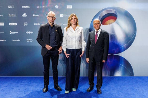 04.12.2025. Düsseldorf. Tag 1 am Rande der Verleihung 18. Deutscher Nachhaltigkeitspreis im Maritim Hotel. Hier (l-r): Prof. Dr. Johan Rockström, Prof. Dr. Maja Göpel und Prof. Dr. Mojib Latif Düsseldorf Maritim Hotel Nordrhein-Westfalen Deutschland