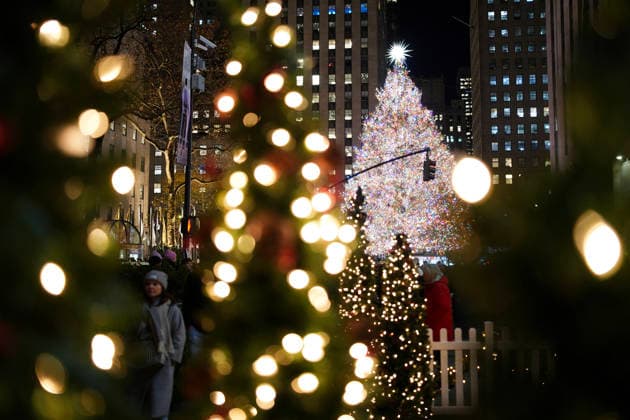 NEW YORK, NY - DECEMBER 04: Crowds gather for a look at a Christmas tree in Rockefeller Center on December 4, 2025 in New York City. The tree, which is an icon of New York City s holiday season, was lit up on the night of December 3 in midtown Manhattan.  Copyright: xChinaxNewsxServicex 111607823053