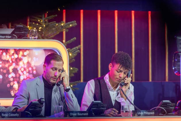 Offenburg Fussball Nationaltorwart Oliver Baumann mit Louis Philippson am Spendentelefon bei der Giovanni Zarrella Spenden-Show am 05.12.2025 in Offenburg Fussball Nationaltorwart Oliver Baumann am Spendentelefon bei der Giovanni Zarrella Spenden-Show am 05.12.2025 in Offenburg Copyright: xEibner-Pressefoto GerhardxWingenx EP_GWR