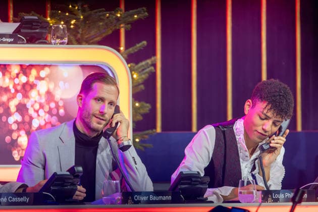 Offenburg Fussball Nationaltorwart Oliver Baumann mit Louis Philippson am Spendentelefon bei der Giovanni Zarrella Spenden-Show am 05.12.2025 in Offenburg Fussball Nationaltorwart Oliver Baumann mit Louis Philippson am Spendentelefon bei der Giovanni Zarrella Spenden-Show am 05.12.2025 in Offenburg Copyright: xEibner-Pressefoto GerhardxWingenx EP_GWR