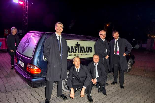 ABBbielefeld: Kraftklub , ( Felix Kummer, Karl Schumann, Till Kummer, Steffen Thiede, Max Marschk) kommen im Leichenwagen zum roten Teppich bei der Verleihung des WDR Musikpreis 1 Live Krone im Lokschuppen Bielefeld am 04.12.2025 NRW Deutschland